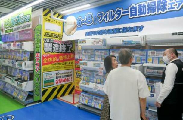 　ビックカメラ有楽町店のエアコン売り場＝１５日、東京都千代田区