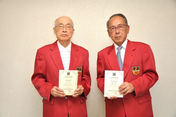 ６年ぶりに１級に合格した後藤さん（右）と青木さん（左）