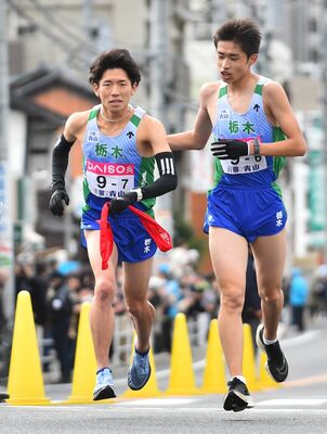 本県の６区手塚（右）がアンカー菊地にたすきをつなぐ＝広島市内