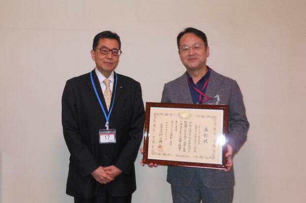 小保方委員長（左）から表彰状を伝達された鎌瀬店長