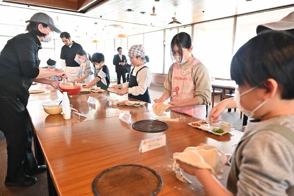 ピザ作りに熱中する子どもたち