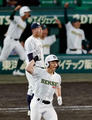 　専大松戸―九州国際大付　８回裏、３ランを放ちガッツポーズする専大松戸・吉田＝甲子園
