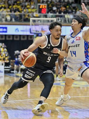 第１クオーター６分、ブレックスの遠藤がドリブルで切り込む＝ブレックスアリーナ宇都宮、広瀬華撮影