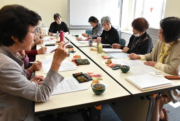 県への要望について話し合う「とちぎつばさの会」のメンバー＝24日午前、宇都宮市野沢町