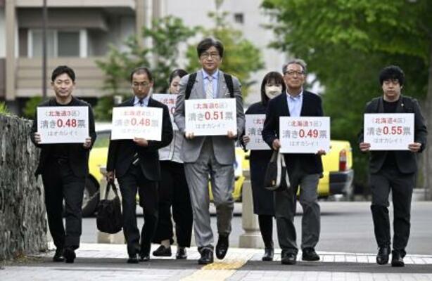 　衆院選の「１票の格差」訴訟の判決で、札幌高裁に向かう伊藤真弁護士（中央）ら＝２９日午後