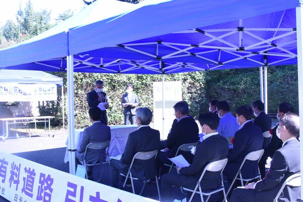 あいさつする江連理事長