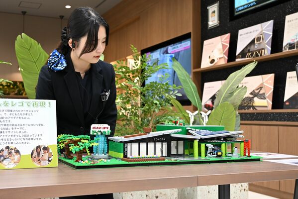 環境に優しい未来の店舗をイメージしたレゴ作品＝宇都宮市