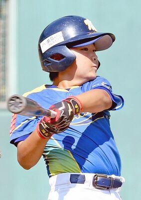 本郷北クラブ（上三川）－田沼アスレチックＢＢＣ（佐野）決勝　本郷北クラブ４回１死一、二塁、黒崎が勝ち越しの右越え２点二塁打を放つ＝システム興産スタジアム