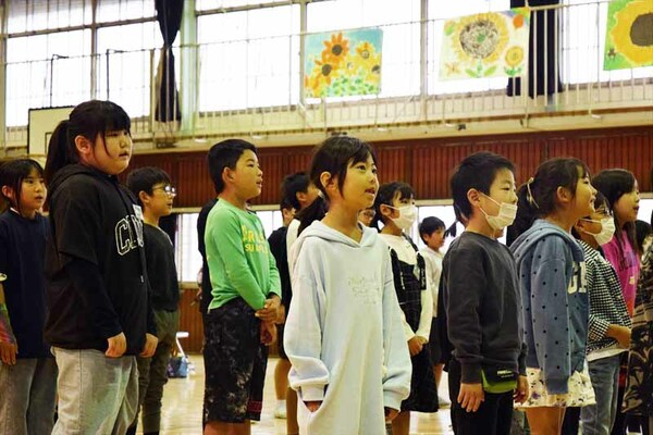 合唱する大宮小の児童と入学予定の子どもたち