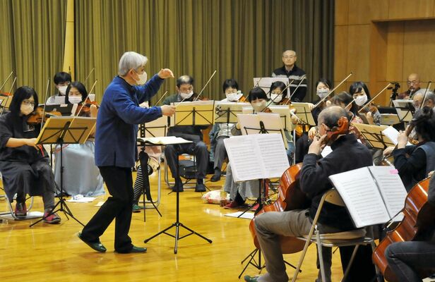 指揮者の新田さんらを招き、音合わせをする未来の団員