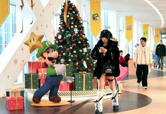 　「スーパーマリオ」のキャラクターで飾られたロッテワールドモール＝１１月、ソウル（共同）