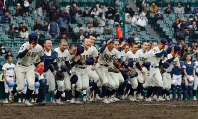　滋賀学園に勝利し、駆け出す八戸学院光星ナイン＝甲子園