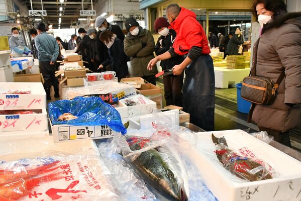 来場者でにぎわう県南地方卸売市場
