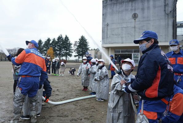 放水を体験する子どもたち