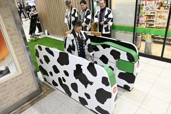 牛柄改札機の通り初めをする吉澤さん