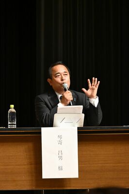 公開討論会に臨む琴寄氏