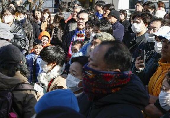 街頭演説を聞く人たち=31日午前、さいたま市(政党のビラにモザイク加工しています)