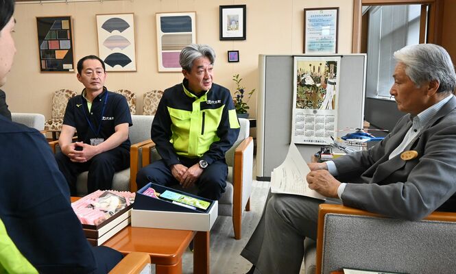 福田知事（右）に被災地支援への感謝を伝える吉村町長（中央）＝17日午後、県庁
