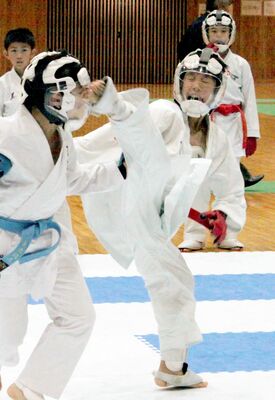 団体組手５、６年　一期倶楽部Ａ（少年連合）－正友会（佐野）決勝　小杉（一期倶楽部）－大島（正友会）先鋒戦　小杉が上段蹴りで一本を奪う＝ユウケイ武道館