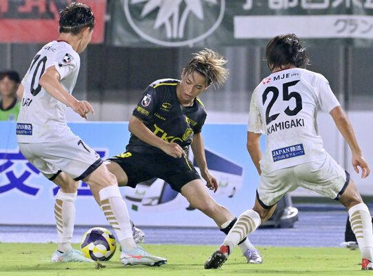後半43分、栃木ＳＣのＭＦ川名（中央）がドリブルで相手をかわしながら攻め込む＝カンセキスタジアムとちぎ、広瀬華撮影