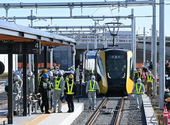 試運転で平石停留場に入線するＬＲＴの車両＝17日午前９時20分、宇都宮市下平出町