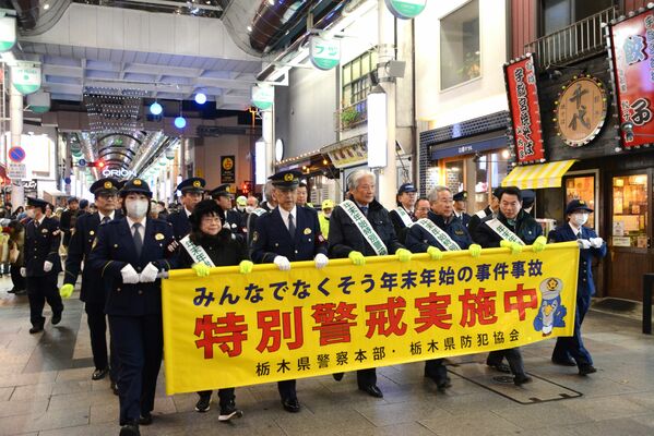 オリオン通りで行われた年末特別パトロール＝６日午後６時２０分、宇都宮市江野町