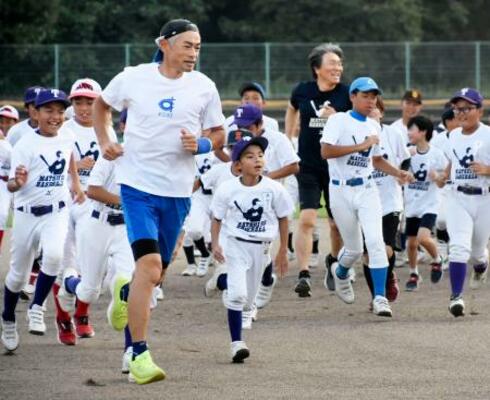 　野球教室で子どもたちとランニングするイチローさん（左）と松井秀喜さん（奥）＝２日、石川県七尾市