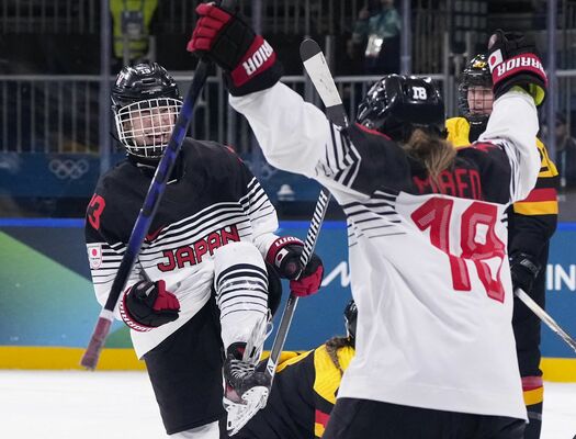 日本－ドイツ　第２ピリオド、２点目のゴールを決め喜ぶ輪島（左）＝ミラノ（共同）