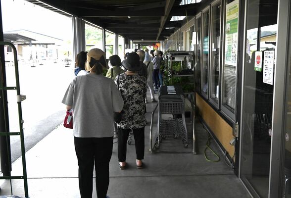 人気のトマトを求め開店前にできる行列