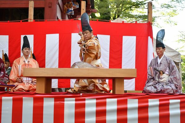 古式にのっとってタイを裁いた庖丁式