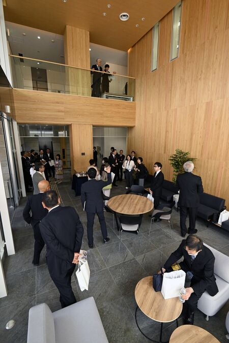 塩谷町産ヒノキで装飾されたロビー。一般市民も休憩などに利用できる