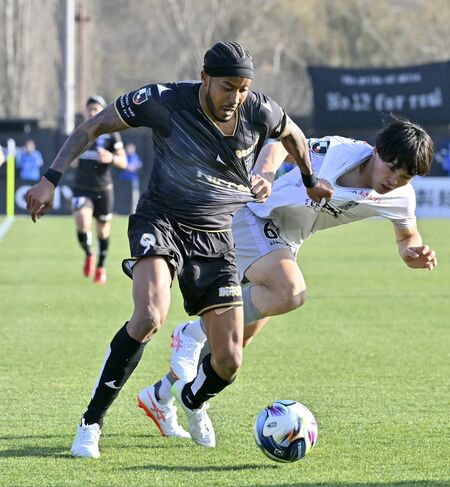 後半16分、栃木シティのＭＦ鈴木武（左）が激しく競り合いながらゴール前に攻め込む＝ＣＦＳ、広瀬華撮影