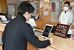 顔認証システムのデモンストレーションをする担当者