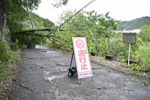 通行止めの看板が立てられた市道＝3日午後3時20分、佐野市豊代町