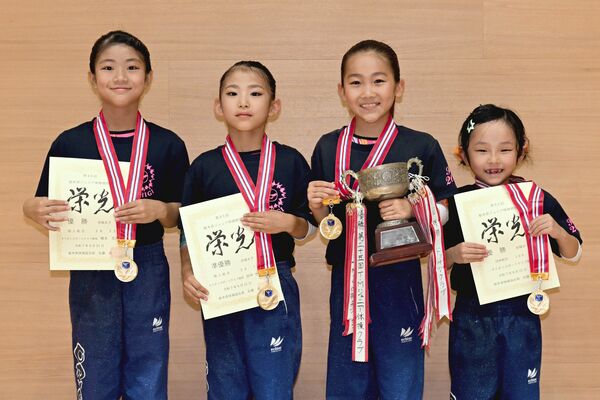 初級女子団体優勝のオリオンスポーツクラブ御幸