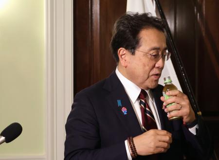 　記者団の取材に応じる赤沢経済再生相＝４日、ワシントン（共同）