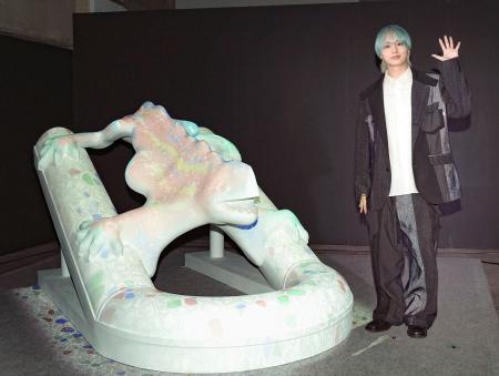 　内覧会に登場した伊野尾慧＝東京都品川区