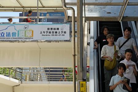 　マカオの立法会選挙で投票を呼びかける看板（左上）＝１２日（共同）