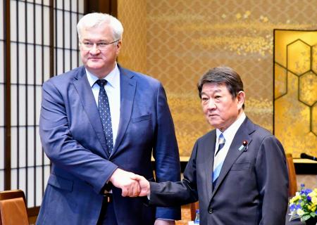 　会談前に握手する茂木外相（右）とウクライナのシビハ外相＝１日午後、東京都港区の飯倉公館
