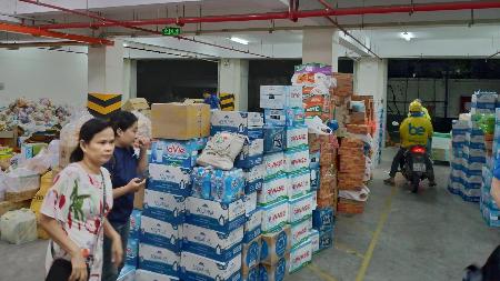 　ホーチミン市の建物内で、山積みになった水害被災地向けの救援物資＝１１月２１日