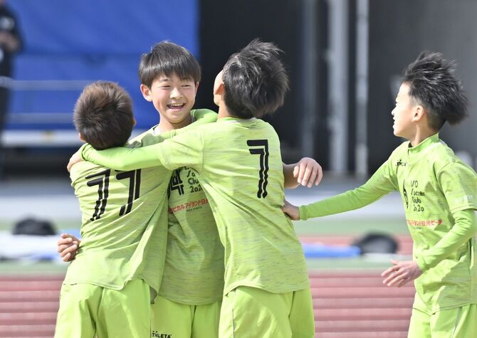 後半８分、ＩＳＯ　ＳＣ（宇河）のＭＦ長谷川（左から２人目）が２点目を決めて仲間と喜ぶ＝湯田大士撮影