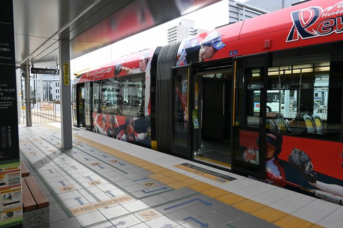 停車しているＬＲＴ。運賃は車内で精算する＝２０日午後、宇都宮市内