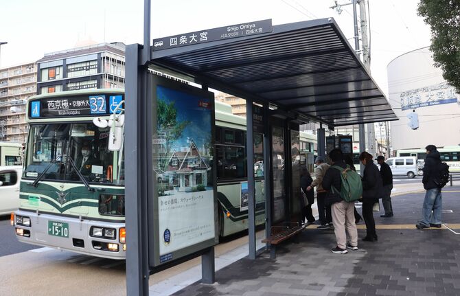 読者からベンチが「低すぎる」と指摘のあった四条大宮交差点南東のバス停=1月7日
