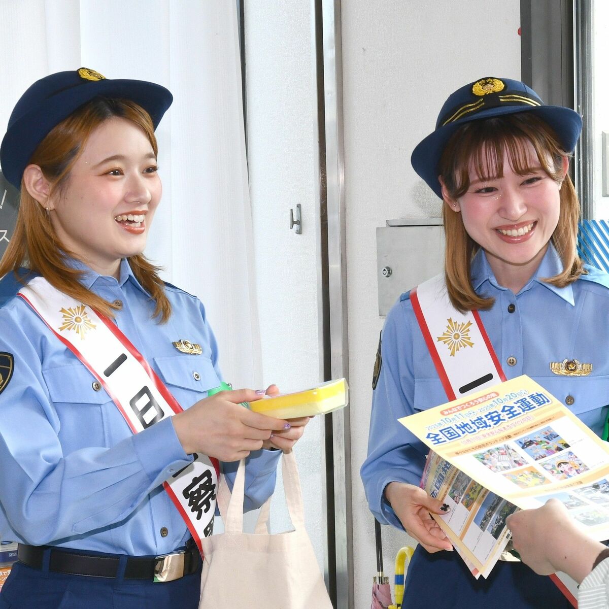 さくら市出身の姉妹ユニットが一日警察署長 初めての制服に緊張も