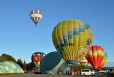 色とりどりに茂木の空　熱気球飛行会を開催