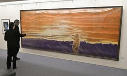 温かい思いを呼び起こす　絵と白い建物、庭には野鳥　安藤勇寿「少年の日」…