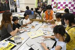 新聞紙スリッパ作りも