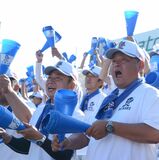 健闘たたえ大きな拍手　“アルプス”に駆け付けた400人　監督の同級生らも声援