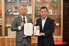 図書館充実に１００万円を寄付