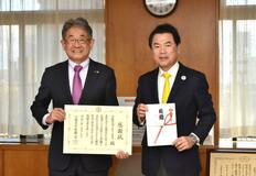 子どもの支援へ 市に１０万円寄付